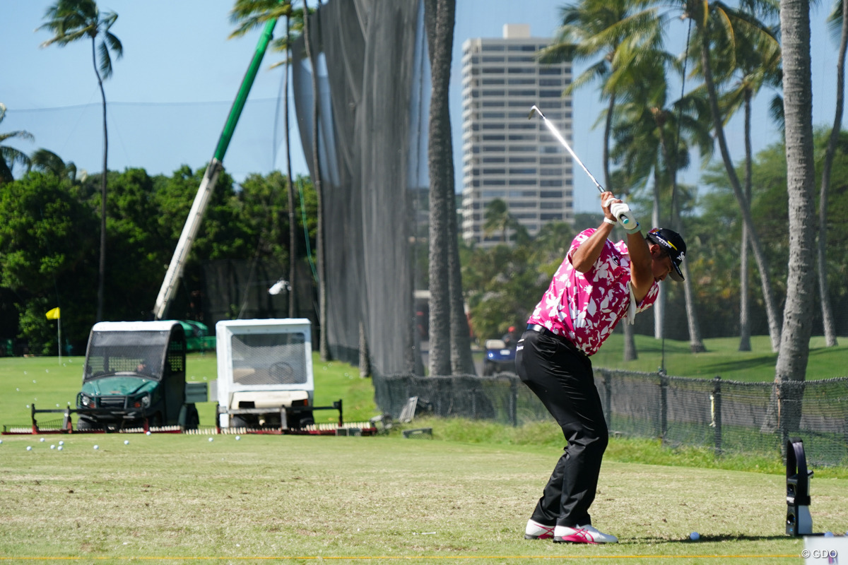 ホールアウト後はドライビングレンジで練習を続けた