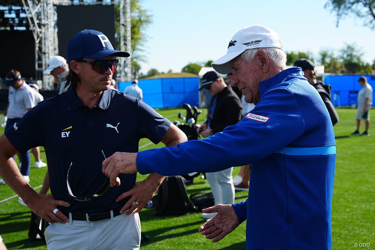 ファウラーにウェッジの説明をする