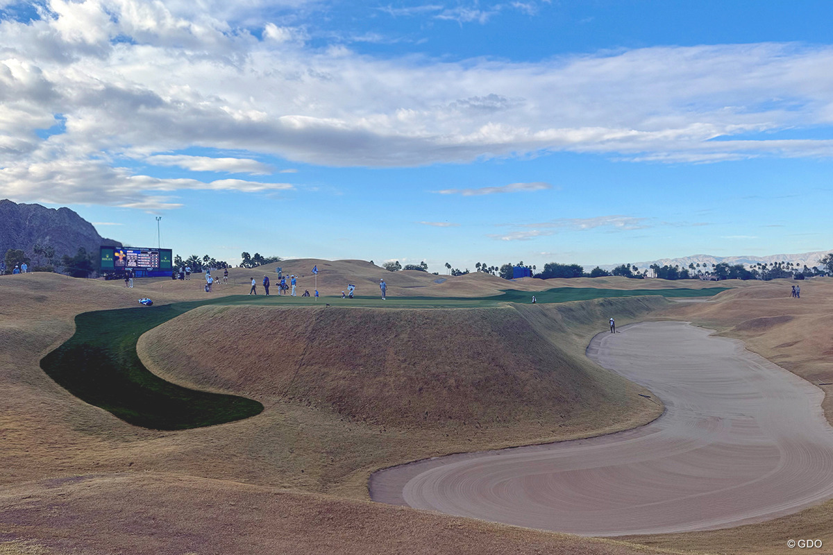 グリーンの奥から撮影。緑色の芝から金谷はアプローチに成功した 2026年 ザ・アメリカンエキスプレス 2日目 PGAウエスト ピート・ダイ・スタジアムコース16番