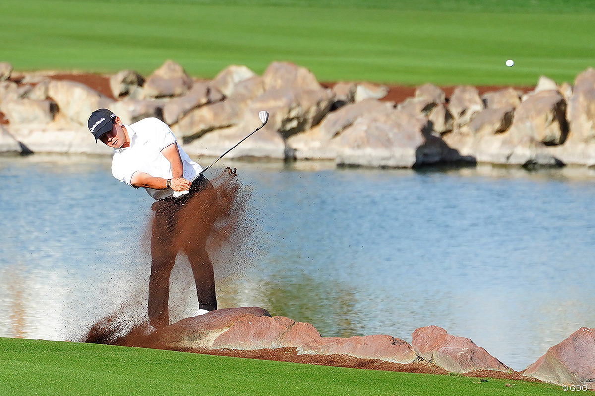 最終18番の2打目はベアグラウンドのようなライから