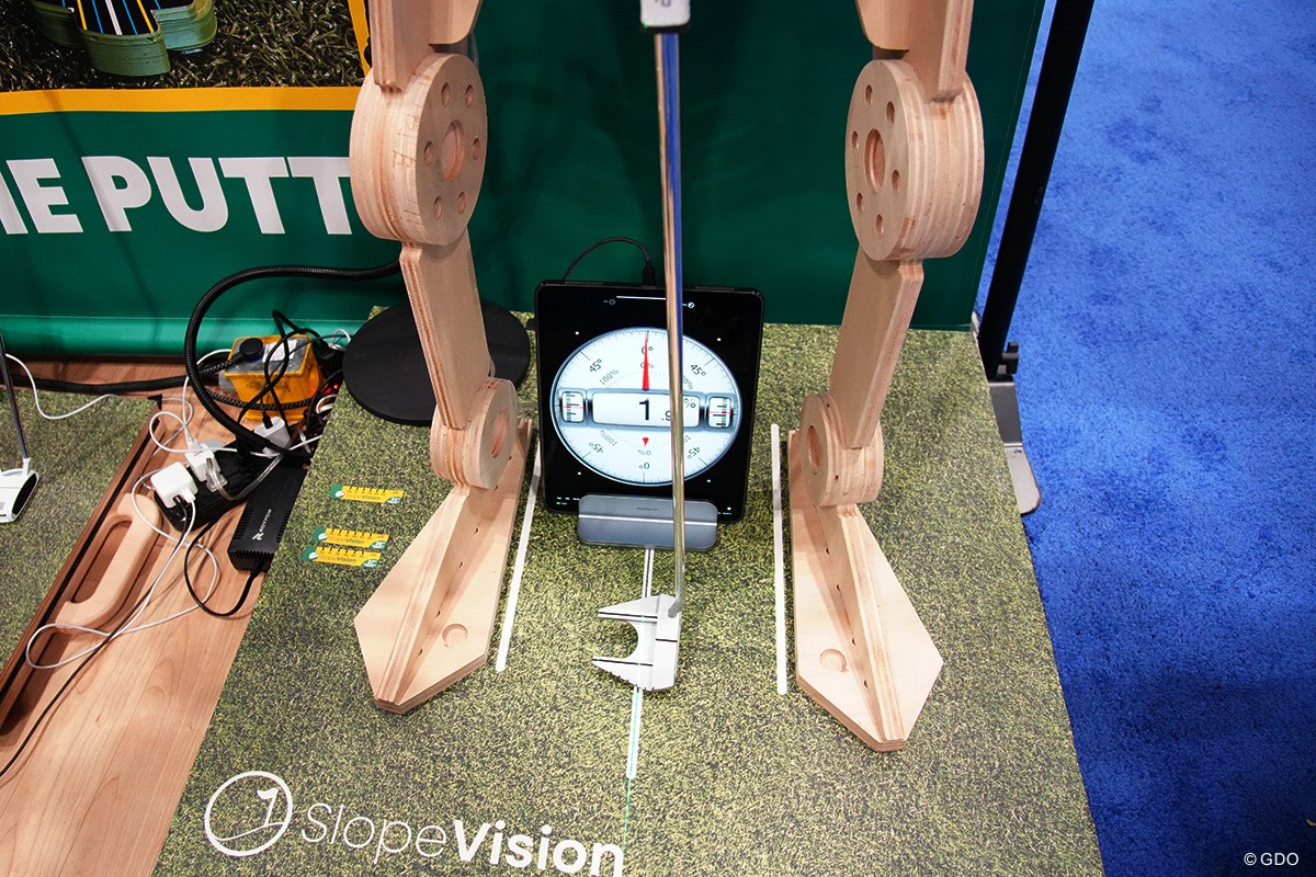 2026年 PGAショー Slope Vision 斜度1.9%で吊るした状態ヘッドの線はだいたい2%の目盛りに合う