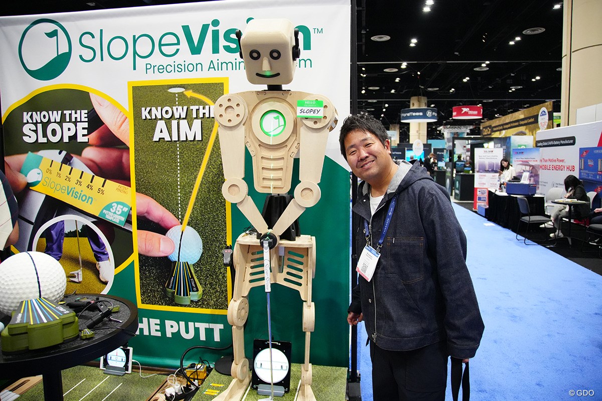 2026年 PGAショー Slope Vision SLOPY君と写真に収まる橋本コーチ