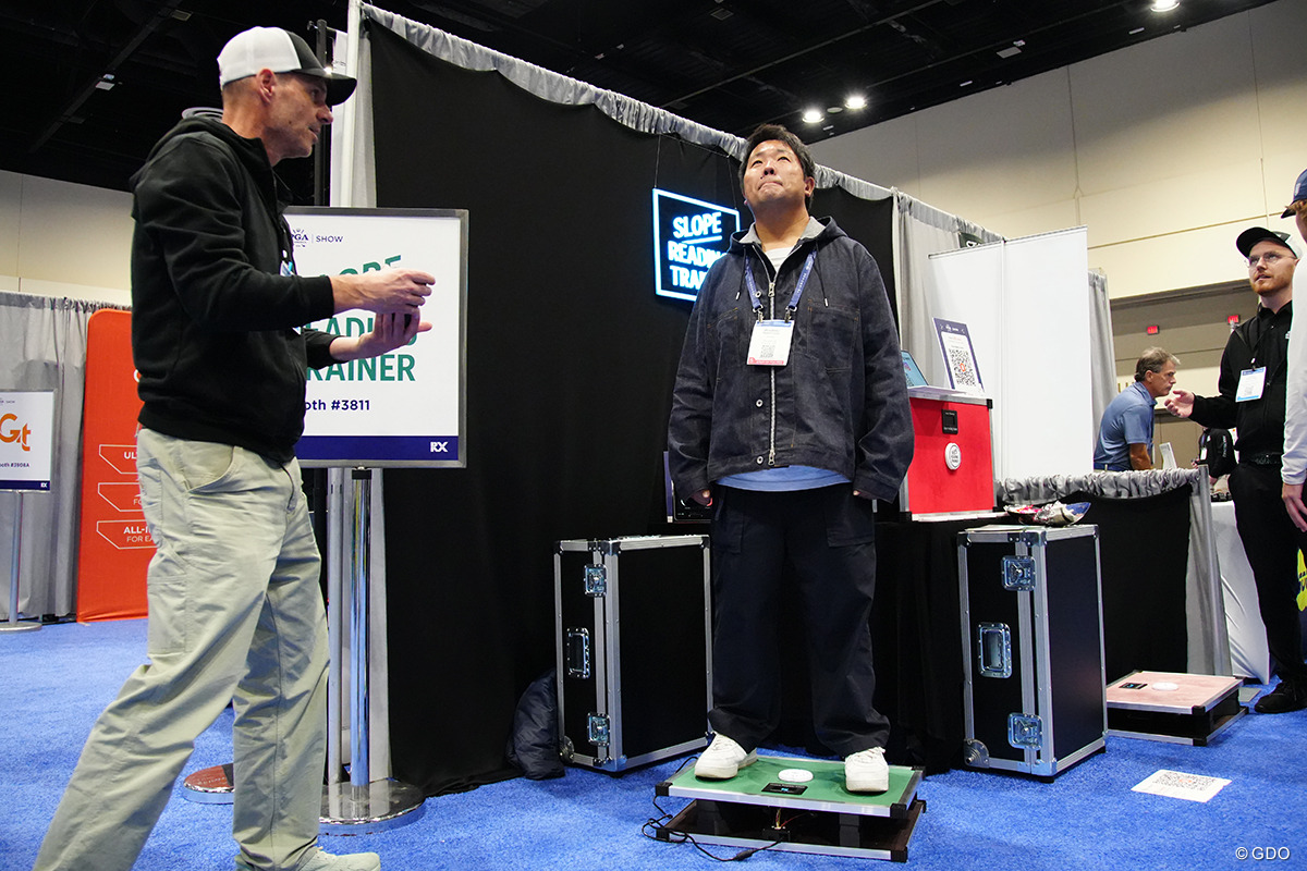 実際に乗ってトレーニングする橋本コーチ 2026年 PGAショー Slope Reading Trainer