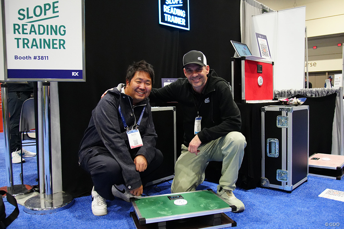 スタッフと一緒に写真に収まる橋本コーチ 2026年 PGAショー Slope Reading Trainer