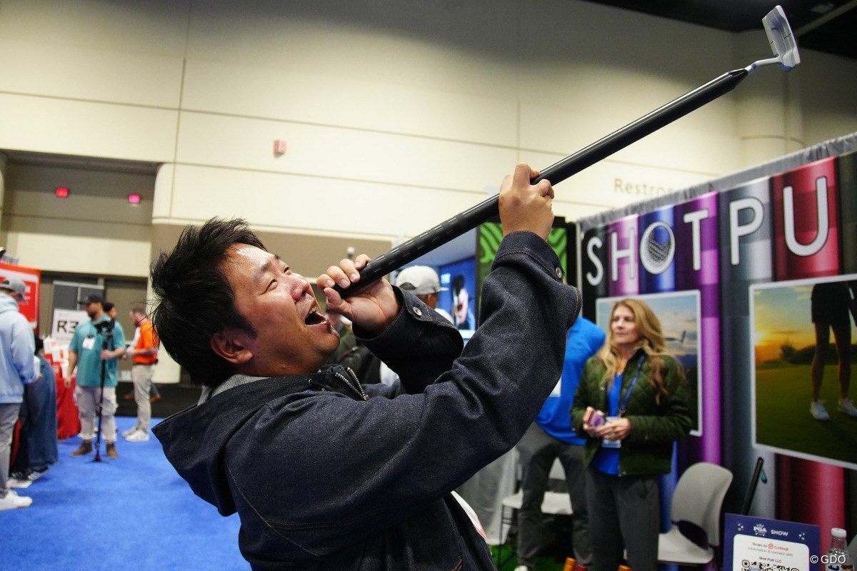 2026年 PGAショー Shot Putt リクエストに応じて飲む真似をする橋本コーチ