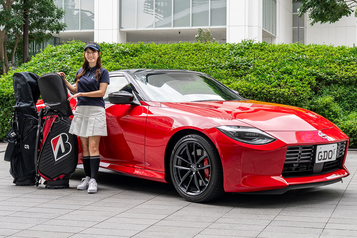 日産「フェアレディZ」にキャディバッグ何個積める？ 1人はスタンド型ならまさかの2個OK！