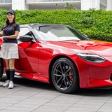 日産「フェアレディZ」にキャディバッグ何個積める? 1人はスタンド型ならまさかの2個OK!