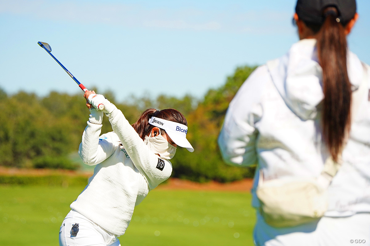 ドライビングレンジではスイングを撮影しながら打ち込んだ