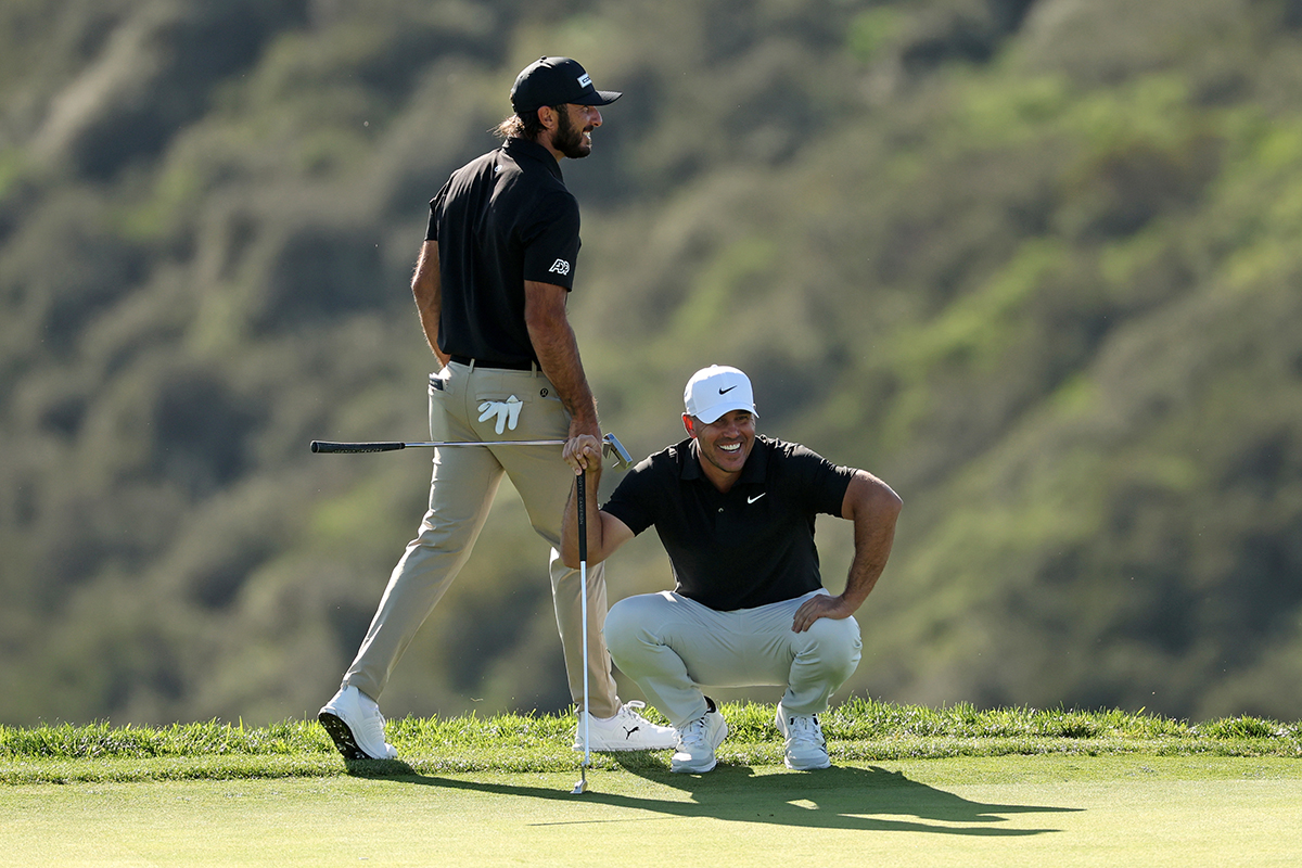PGAツアー復帰ラウンドで笑顔を見せるブルックス・ケプカ。後ろはマックス・ホマ（Stacy Revere/Getty Images）