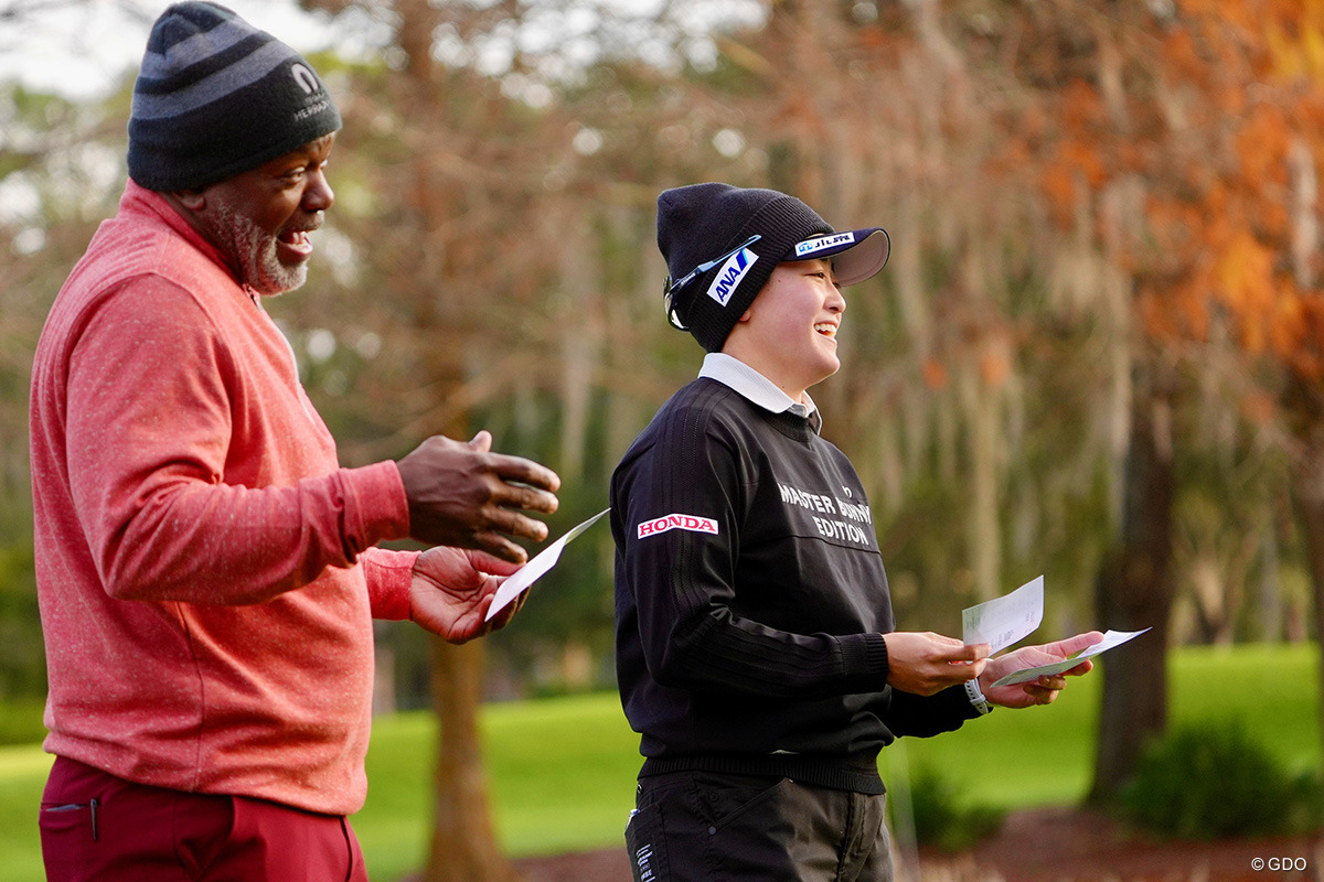 初日は妹・千怜と回った元NFLのエミット・スミス氏（左）とラウンドした岩井明愛 2026年 ヒルトン・グランドバケーションズ トーナメント・オブ・チャンピオンズ 2日目 岩井明愛