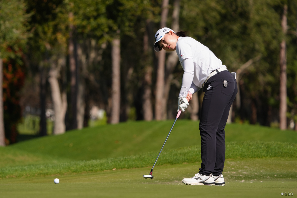 クロスハンドでのパッティングを続けている