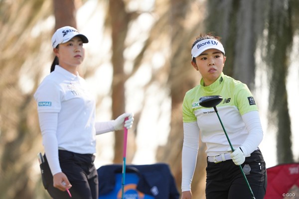 山下美夢有（右）と竹田麗央が開幕戦で同組に