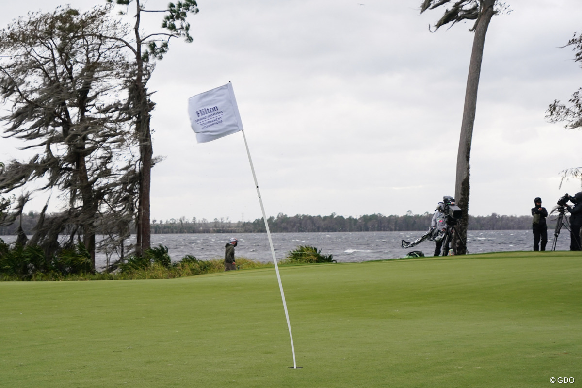 湖に面した17番ホール。強風により「プレー続行不可能」として順延が決まった