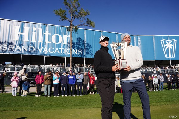 2026年 ヒルトン・グランドバケーションズ トーナメント・オブ・チャンピオンズ 最終日 ネリー・コルダ 元プロテニス選手のマーディ・フィッシュ氏(右)がセレブリティ部門で優勝。ネリー・コルダとともにカップを掲げた