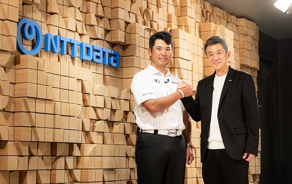 2026年 NTTデータ特集 ともに「さらなる成長」を目指すNTTデータの鈴木正範社長（右）と松山英樹 落合隆仁