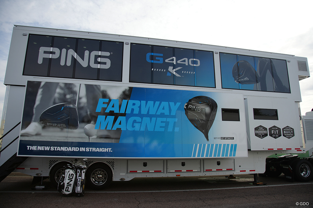 商品のラベルが貼られた外観