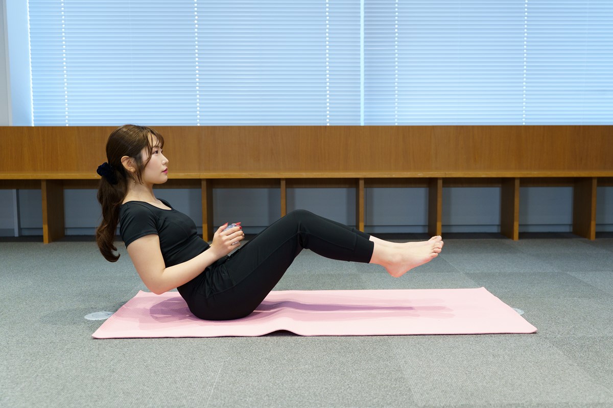 ペットボトル1本で簡単！「ツイスト戻し」でお腹周りをエクササイズ／冬の飛距離UPブートキャンプVol.3 ひねったら素早く体を正面に戻す