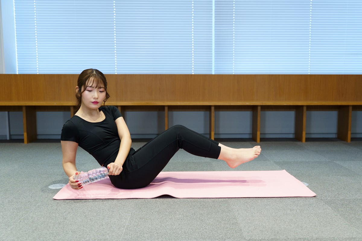 ペットボトル1本で簡単！「ツイスト戻し」でお腹周りをエクササイズ／冬の飛距離UPブートキャンプVol.3 上体を右にひねる