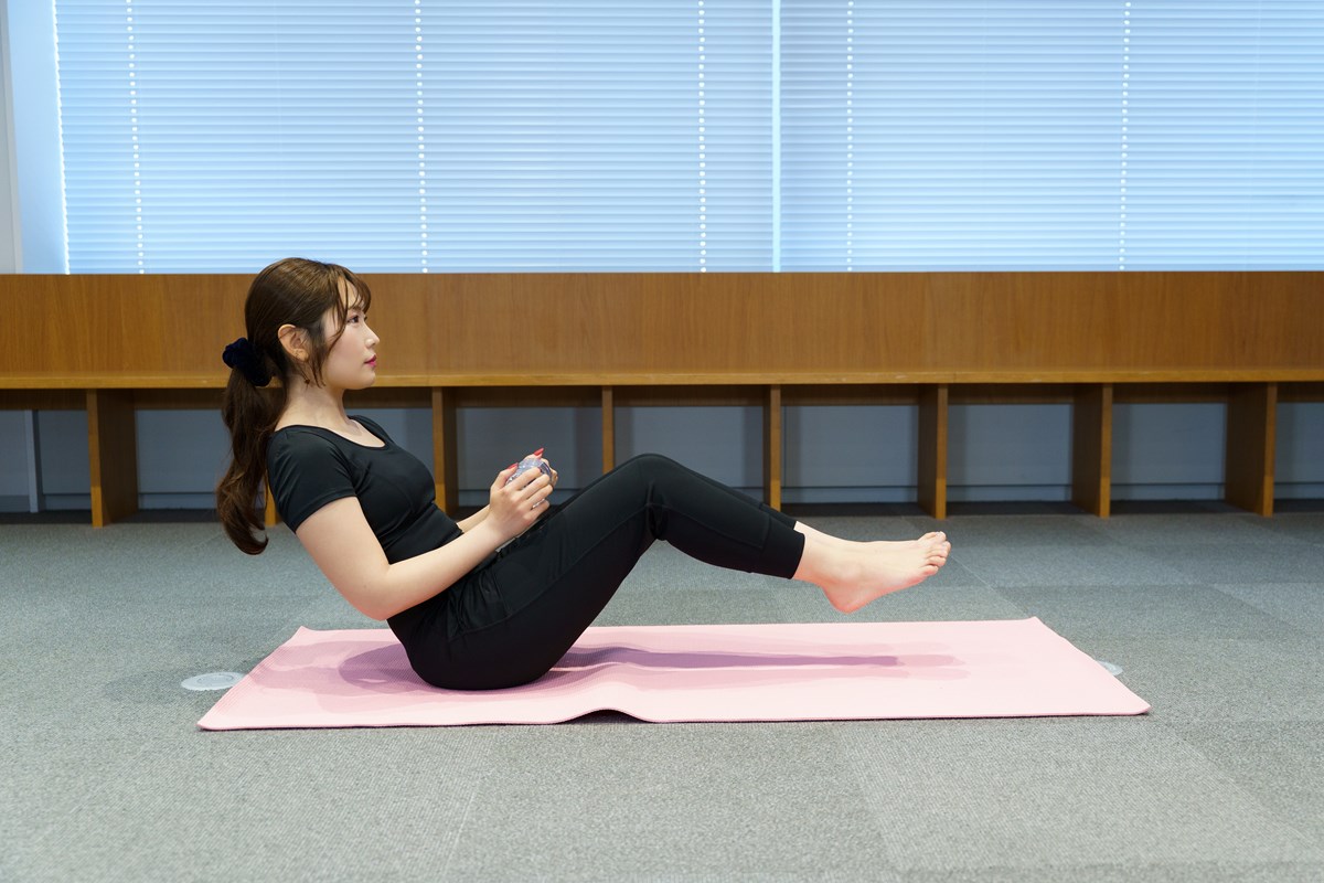 ペットボトル1本で簡単！「ツイスト戻し」でお腹周りをエクササイズ／冬の飛距離UPブートキャンプVol.3 上体を少し後ろに倒し、両足を床から浮かせる