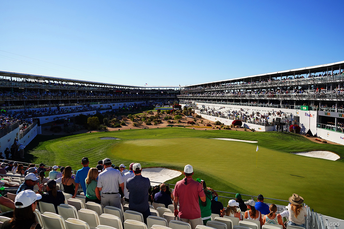 TPCスコッツデールの16番パー3は野球場のような雰囲気