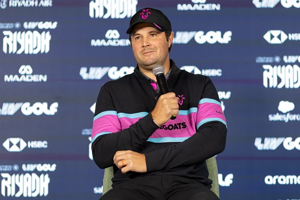 開幕戦で首位スタートし、会見するピーター・ユーライン（提供LIVゴルフ）