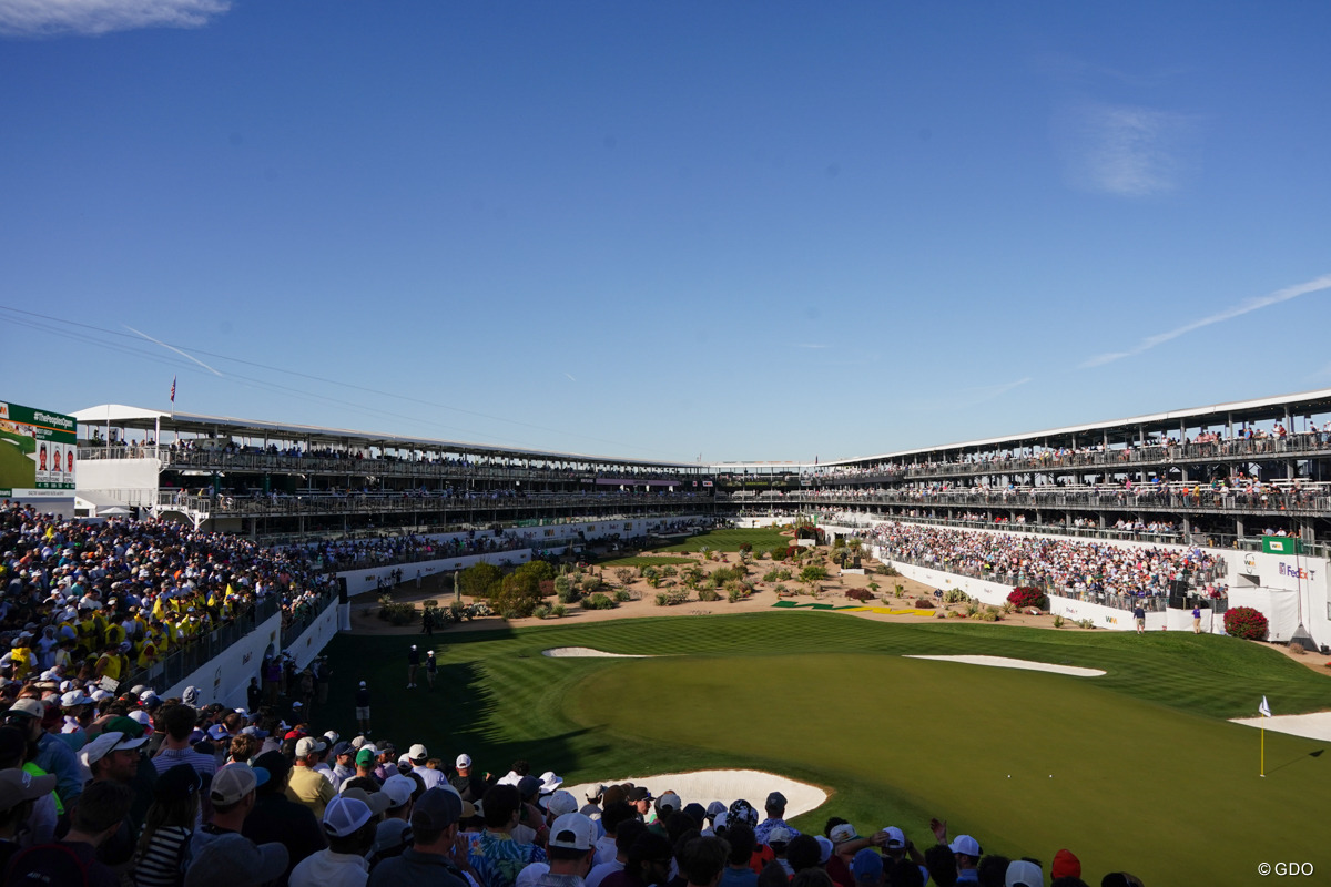 16番パー3はギャラリーがグルリと囲む