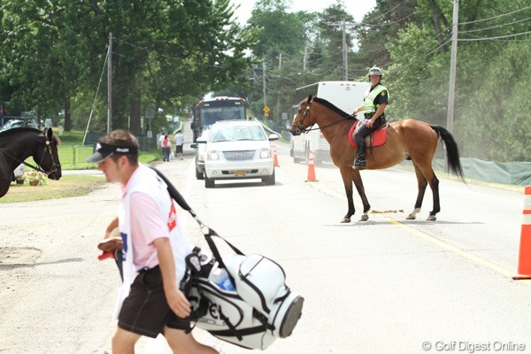 一般道を渡る場所では、馬に乗った警官が交通整理をしている