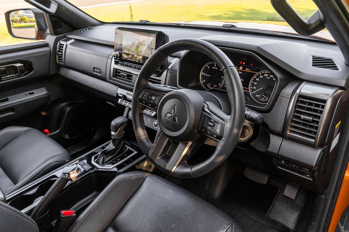 キャディバッグ積載量調査 トライトンの運転席周り