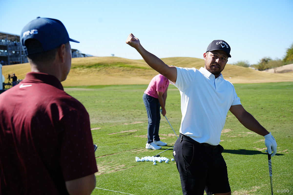 クリス・コモコーチとスイング修正に取り組むザンダー・シャウフェレ