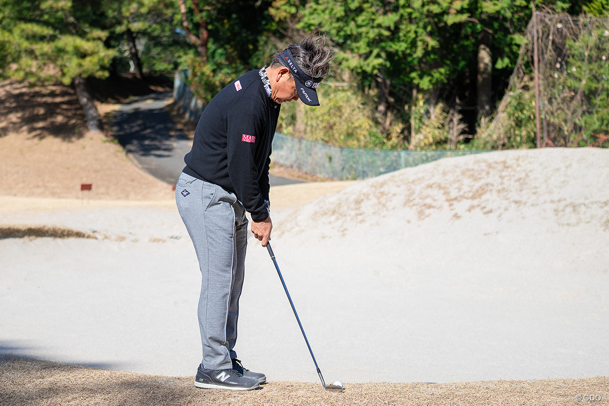 絶体絶命のピンチ！「薄い芝のバンカー越え」の答えとは【藤田寛之アプローチのレシピ#15／冬芝から上げる】