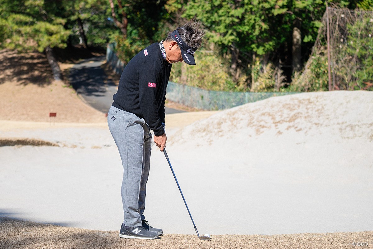 絶体絶命のピンチ！「薄い芝からバンカー越え」の答え【藤田寛之アプローチのレシピ#15／冬芝から上げる】