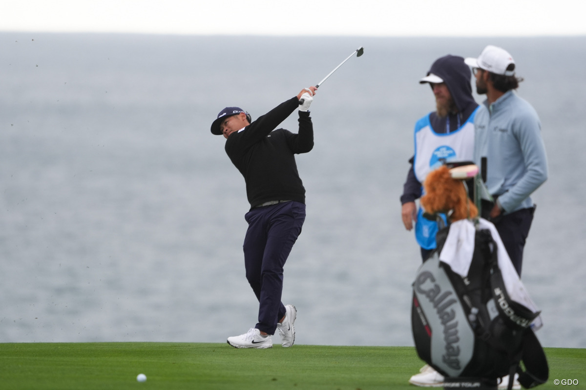 同じ最終組で首位を守ったバティア（右）とは6打差に