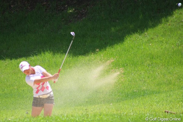 2011年 日本女子アマチュアゴルフ選手権競技 4日目 佐伯珠音 放ったバンカーショットはピン1.5mにつけるナイスショットでパーをセーブ