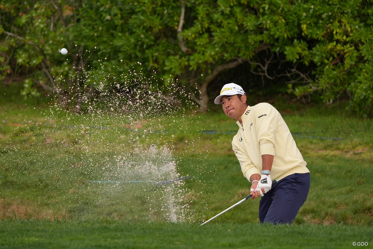 バンカーショットを放つ松山英樹