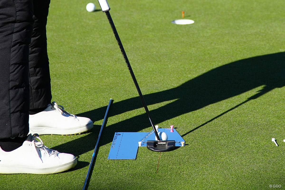 2026年 ヒルトン・グランドバケーションズ トーナメント・オブ・チャンピオンズ 事前 リディア・コ アライメントと出球のチェックを行う