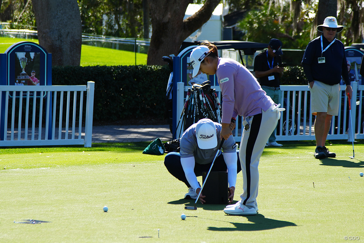 iPadでヘッド挙動やボールの頃がりを撮影 2026年 ヒルトン・グランドバケーションズ トーナメント・オブ・チャンピオンズ 事前 クリス・チョー 西郷真央