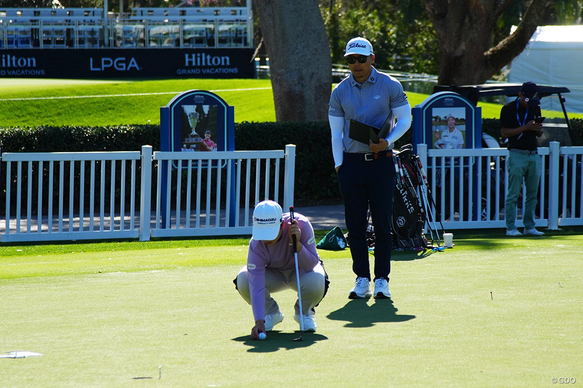 2026年 ヒルトン・グランドバケーションズ トーナメント・オブ・チャンピオンズ 事前 クリス・チョー 西郷真央 iPadを片手にセッションを開始する