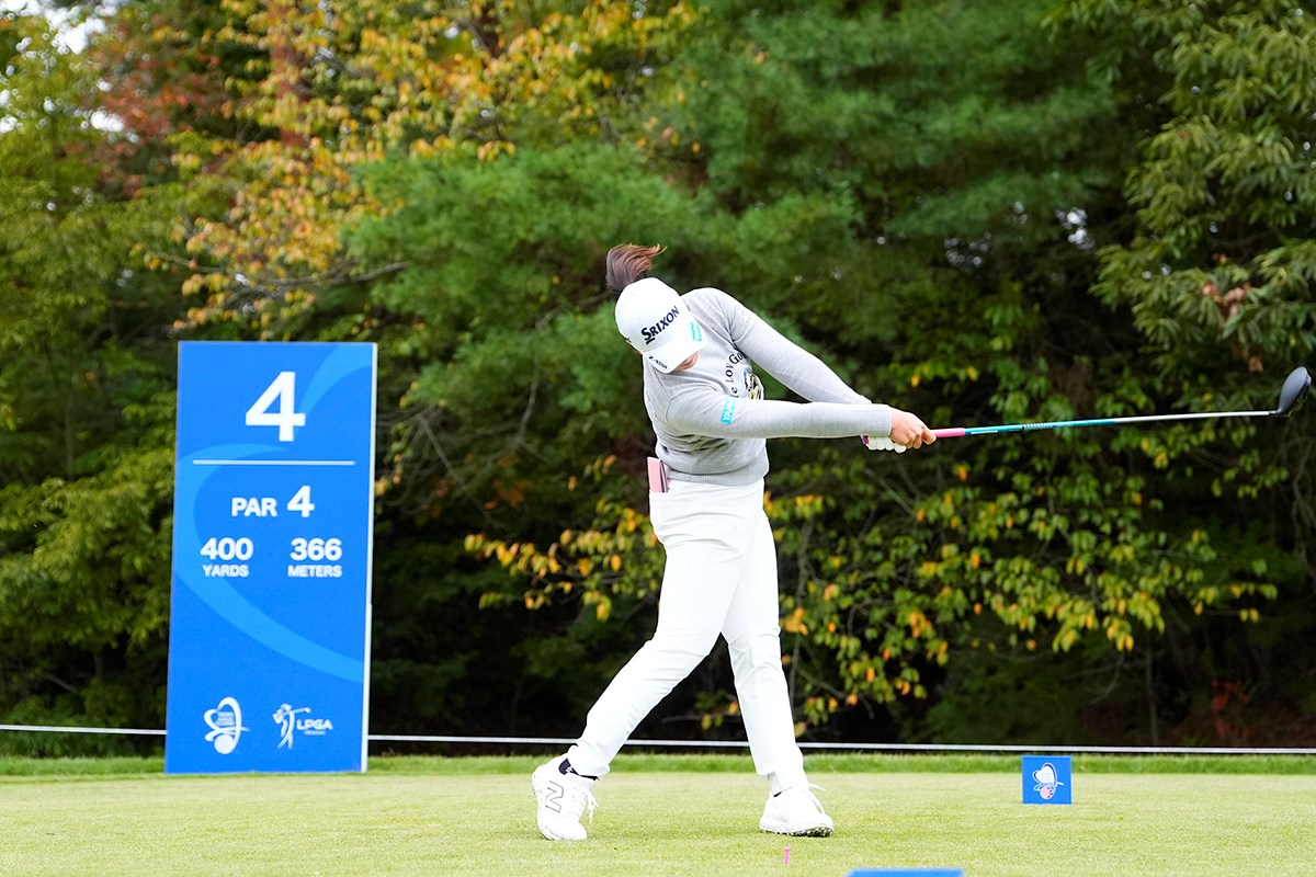 「左を向いてさらに左に振りきる」世界を制すパワーフェード飛ばし方／U-25世代 スイングセルフ解説／竹田麗央 フォローで腕が伸びていく