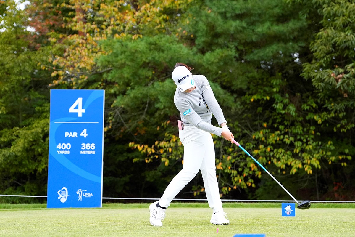 「左を向いてさらに左に振りきる」世界を制すパワーフェード飛ばし方／U-25世代 スイングセルフ解説／竹田麗央 上体が起き上がらずに胸が回る