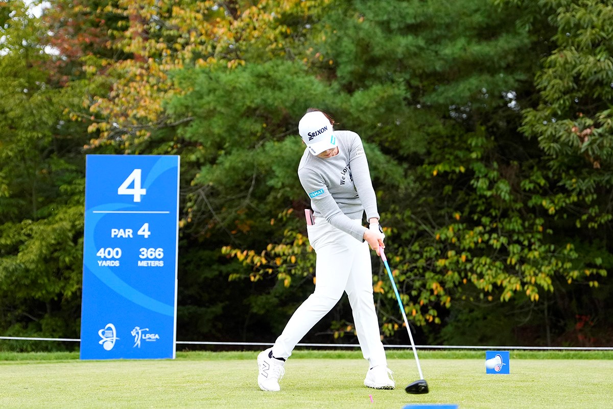 「左を向いてさらに左に振りきる」世界を制すパワーフェード飛ばし方／U-25世代 スイングセルフ解説／竹田麗央 右サイドでしっかり押し込めている