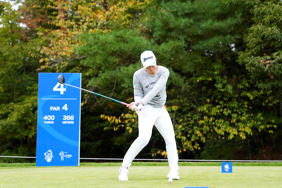 「左を向いてさらに左に振りきる」世界を制すパワーフェード飛ばし方／U-25世代 スイングセルフ解説／竹田麗央 上体が浮かずに胸でカバーできている