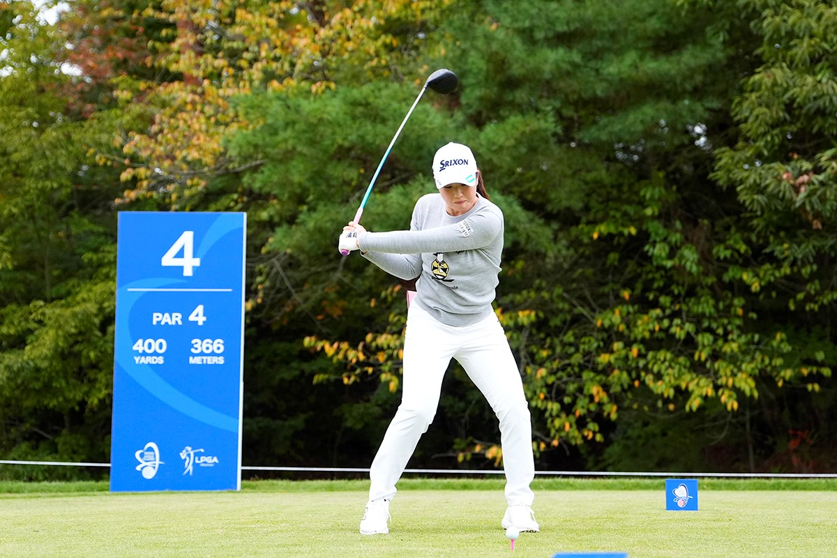 「左を向いてさらに左に振りきる」世界を制すパワーフェード飛ばし方／U-25世代 スイングセルフ解説／竹田麗央 クラブがタテに下りてくる