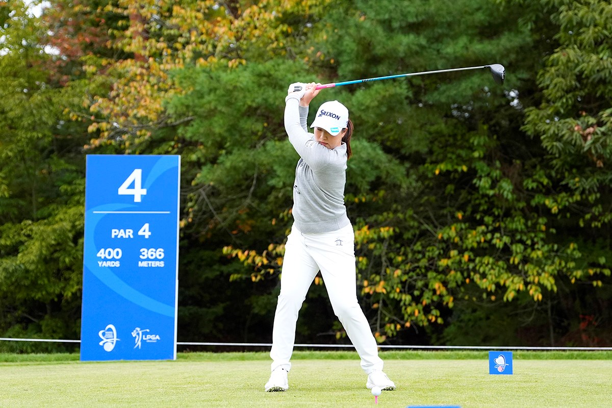 「左を向いてさらに左に振りきる」世界を制すパワーフェード飛ばし方／U-25世代 スイングセルフ解説／竹田麗央 トップの位置は高い