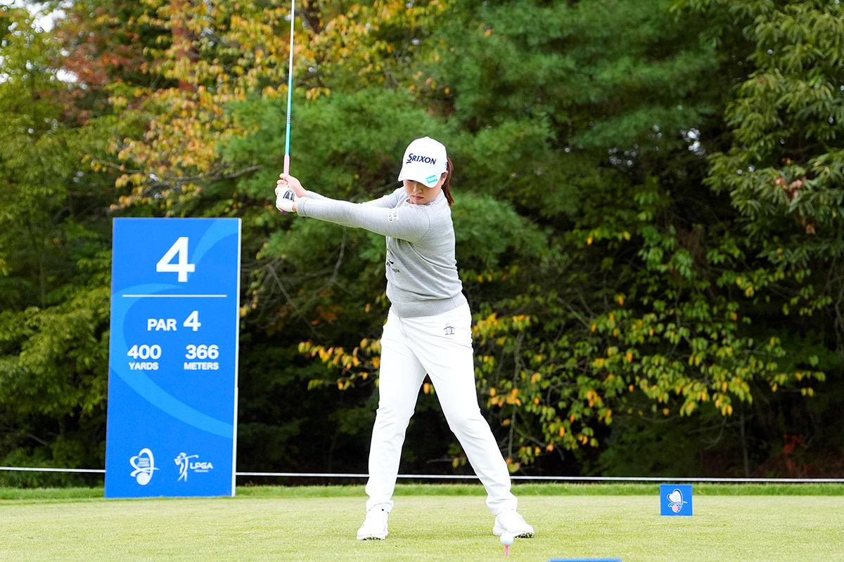 「左を向いてさらに左に振りきる」世界を制すパワーフェード飛ばし方／U-25世代 スイングセルフ解説／竹田麗央 バックスイングで胸をしっかり回す