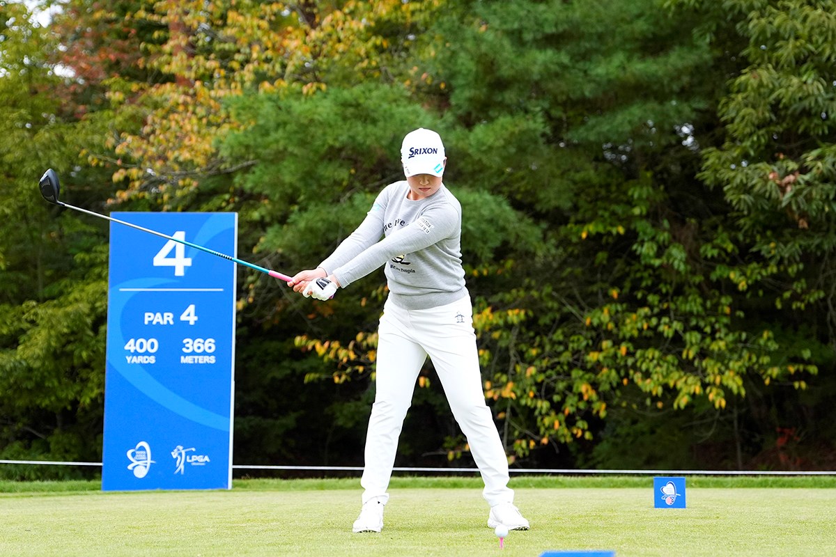 「左を向いてさらに左に振りきる」世界を制すパワーフェード飛ばし方／U-25世代 スイングセルフ解説／竹田麗央 下半身から連動してクラブを上げていく