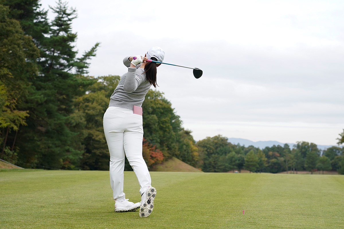 「左を向いてさらに左に振りきる」世界を制すパワーフェード飛ばし方／U-25世代 スイングセルフ解説／竹田麗央 球の落ち際までフィニッシュを止める