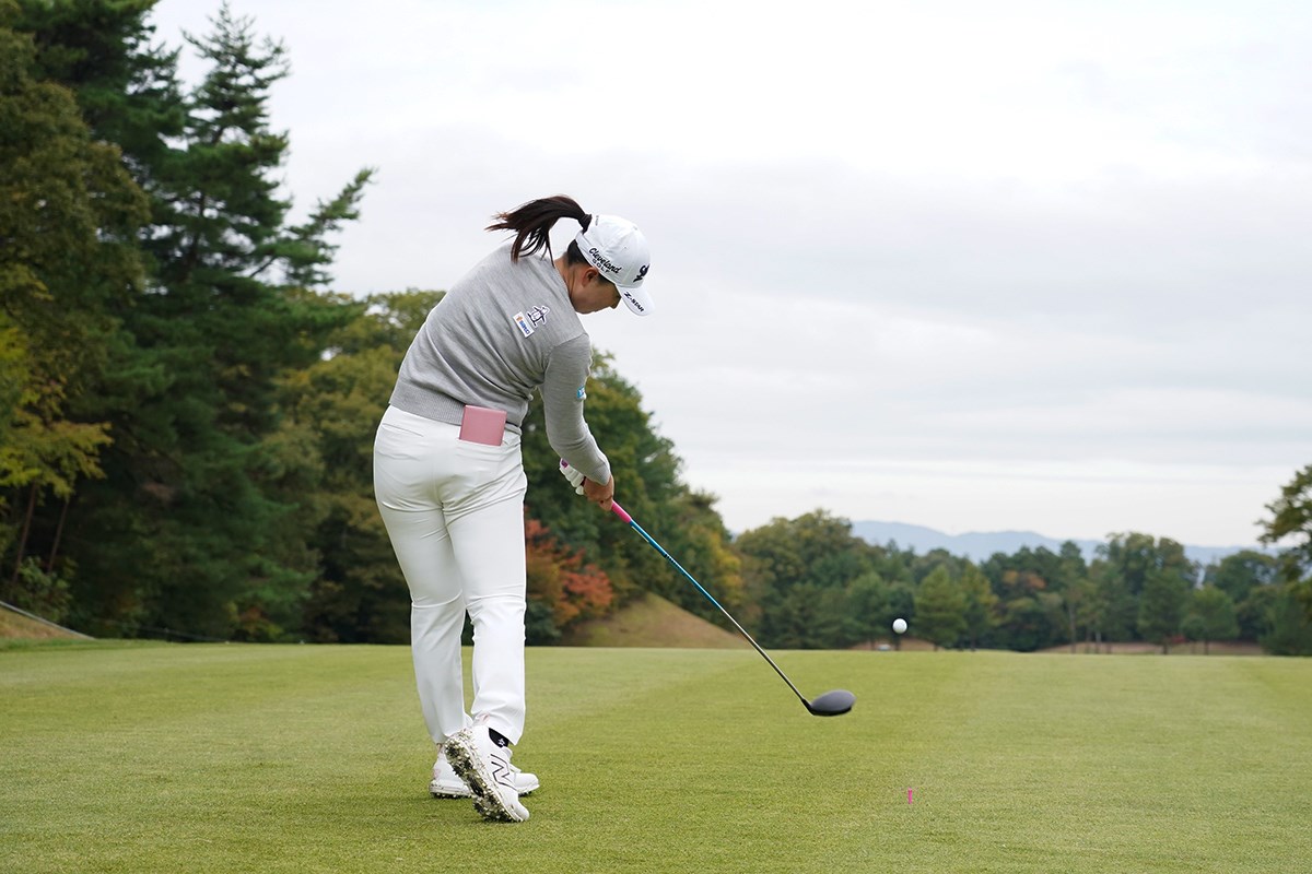 「左を向いてさらに左に振りきる」世界を制すパワーフェード飛ばし方／U-25世代 スイングセルフ解説／竹田麗央 腰を目いっぱい切る