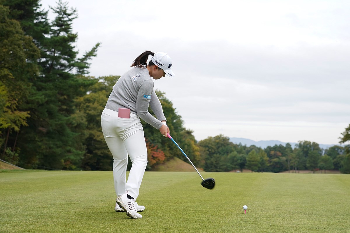 「左を向いてさらに左に振りきる」世界を制すパワーフェード飛ばし方／U-25世代 スイングセルフ解説／竹田麗央 上下の捻転差が生まれている