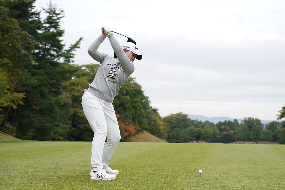 「左を向いてさらに左に振りきる」世界を制すパワーフェード飛ばし方／U-25世代 スイングセルフ解説／竹田麗央 パワーの溜まったトップオブスイング