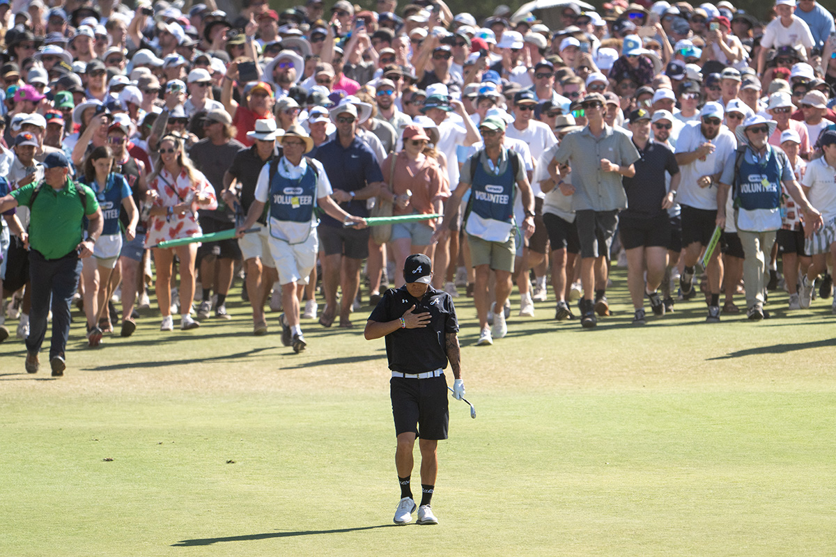 復活優勝を直前にした最終18番で、アンソニー・キムは胸に手を当てた(Charles Laberge/LIV Golf)